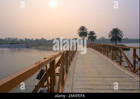 Hölzerne Brücke über dem See. Sen-Einstellung im Hintergrund. Stockfoto