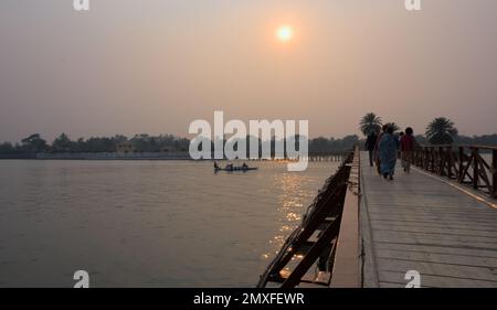 Hölzerne Brücke über dem See. Sen-Einstellung im Hintergrund. Stockfoto