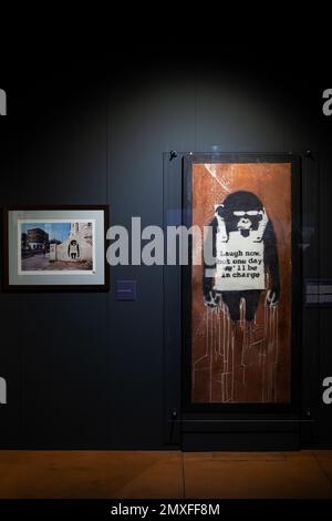 Triest, Italien - 21. Januar 2023: Foto des echten Graffiti und Originalkunstwerke mit dem Titel Laugh Now von Banksy. Die große Kommunikationsleiterin Banksy, Salone d Stockfoto