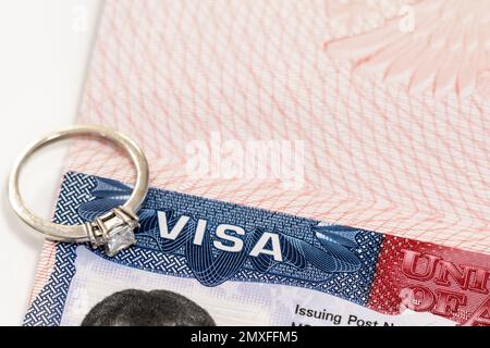 Verlobungsring auf dem US-Einreisevisum-Aufkleber in einem Pass. Konzeptfoto für Verlobungsvisum und Immigration Stockfoto