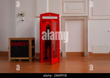 Triest, Italien - 21. Januar 2023: Phone Booth in der Bansky Exposition mit dem Titel The Great Communicator Banksy, Salone degli Incanti von Triest Stockfoto