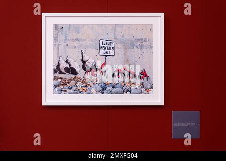 Triest, Italien - 21. Januar 2023: Kunstwerke der Serie A Great British Spraycation mit dem Titel Luxury Rentals Only by Banksy. Die Great Communicator Bank Stockfoto