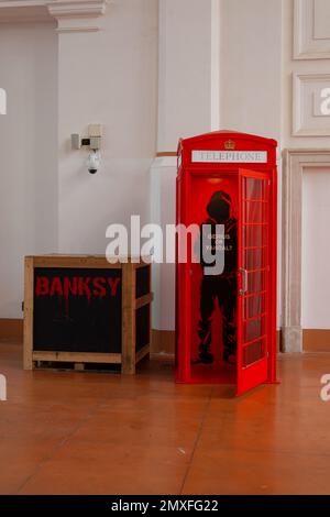 Triest, Italien - 21. Januar 2023: Phone Booth in der Bansky Exposition mit dem Titel The Great Communicator Banksy, Salone degli Incanti von Triest Stockfoto