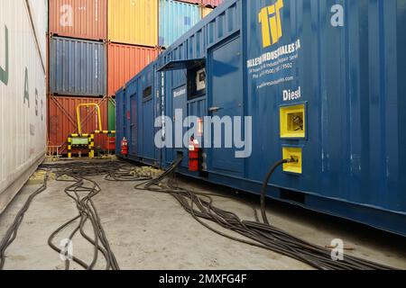 Blaues Antriebsaggregat mit Kabeln oder tragbarem Generator für die Stromversorgung der Kühlmöbel an Deck. Stockfoto