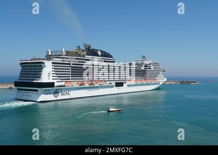 MSC Virtuosa verlässt im Sommer den Hafen von Malaga. Passagierschiff ist ein Kreuzfahrtschiff der Meraviglia-Plus-Klasse. Stockfoto