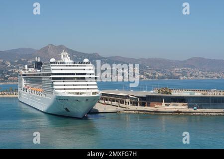 Fahrgastschiff MSC Orchestra im Hafen von Malaga im Sommer festgemacht. Stockfoto