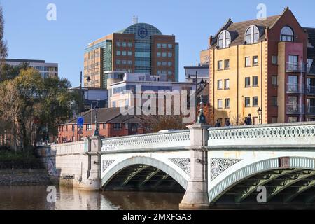 Sonniger Herbsttag im Stadtbild von Belfast und seitlicher Blick auf die Albert Bridge, die sich über die Gebäude des Flusses Lagan und die Skyline von Belfast im Hintergrund erstreckt. Stockfoto