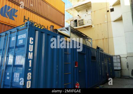 Ansicht auf blauem Antriebsaggregat mit Kabeln und weißem Tankbehälter mit Dieselkraftstoff oben. Stockfoto