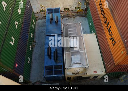 Draufsicht auf blaues Antriebsaggregat mit Kabeln und Tankbehälter mit Dieselkraftstoff. Stockfoto