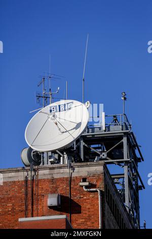 BBC Belfast Moderne Telekommunikations-Rundfunkanlage auf dem Dach mit weißer BBC-Satellitenschüssel im BBC Broadcasting House Belfast. Stockfoto