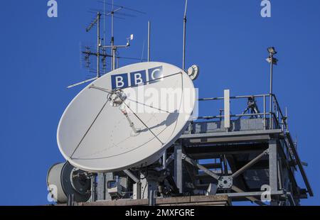 BBC Belfast Moderne Telekommunikations-Rundfunkanlage auf dem Dach mit weißer BBC-Satellitenschüssel im BBC Broadcasting House Belfast. Stockfoto