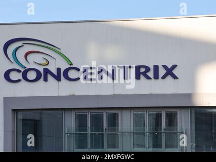 Farbiges Concentrix-Schild auf weißem Wandhintergrund des modernen Concentrix-Bürogebäudes in Maysfield Belfast, Nordirland. Stockfoto
