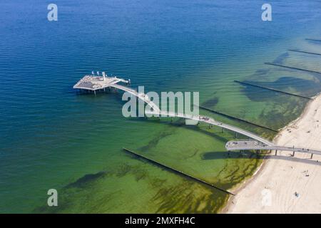 Luftaufnahme über Koserow Pier/Seebrücke und Bernsteinstrand auf Usedom in der Ostsee, Mecklenburg-Vorpommern Stockfoto