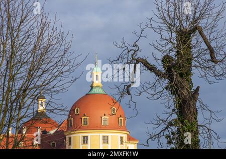 Teilweise Blick auf das Schloss Moritzburg bei Dresden, Sachsen, Deutschland; vom öffentlichen Platz. Stockfoto