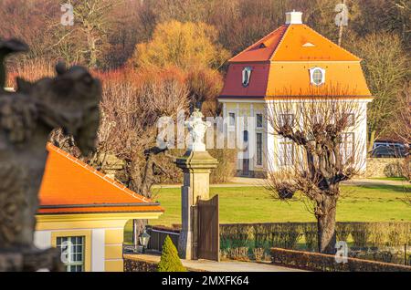 Eindrücke vom Schloss Moritzburg bei Dresden, Sachsen, Deutschland, Hintereingang und Cavalier-Haus; nur zur redaktionellen Verwendung. Stockfoto