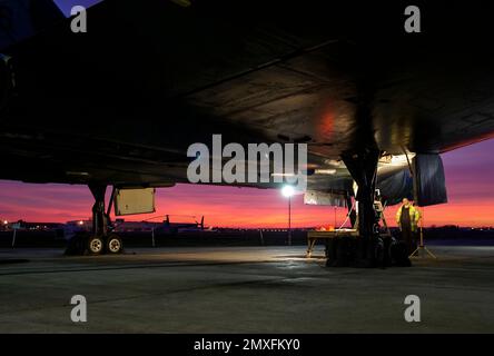 Ein Freiwilliger, der in der Dämmerung am konservierten ehemaligen RAF-Atombomber Avro Vulcan B2 XL426 in London Southend Airport, Essex, Großbritannien, arbeitet Stockfoto