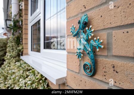 Kunstvoll verzierte Metallechse an der Wand eines Hauses. Das bleihaltige, doppelt verglaste Fenster ist Teil einer Küche mit Blick auf den hinteren Garten. Stockfoto