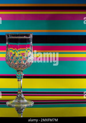 „Wasserbrechung“-Fotografie bezieht sich auf Fotos, die einen Brechungseffekt aufnehmen, bei dem Licht in Glas, Kristall und Wasser verzerrt wird! Stockfoto