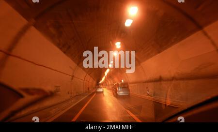 Fahrzeug, das in den Tunnel eindringt, Insasse im Fahrzeug auf der Autobahn Stockfoto