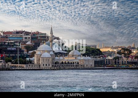 Istanbul, Türkei, 14. Oktober 2021: Die Moschee von Şemsi Ahmet Paşa im Bezirk Üsküdar von Istanbul. Die Moschee, bekannt als Vögel, landet nicht auf der Moschee Stockfoto