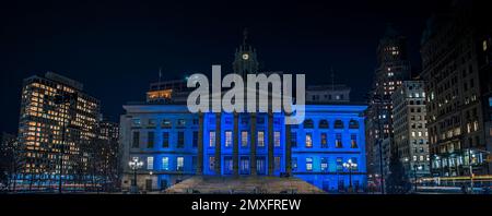 Eine wunderschöne Aufnahme der Fassade der Brooklyn Borough Hall während eines Abends Stockfoto