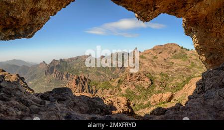 Ein natürlicher Steinbogen, wo Sie durch den Roque Nublo, den Roque Nublo Rural Park, Gran Canary, die Kanarischen Inseln, Spanien sehen können Stockfoto