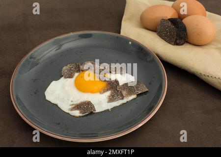 Gebratene Trüffeleier mit einer Knollenmelanosporum-Wintertruffel Stockfoto