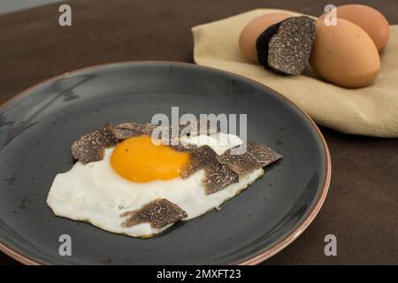 Gebratene Trüffeleier mit einer Knollenmelanosporum-Wintertruffel Stockfoto