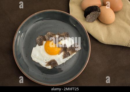 Gebratene Trüffeleier mit einer Knollenmelanosporum-Wintertruffel Stockfoto