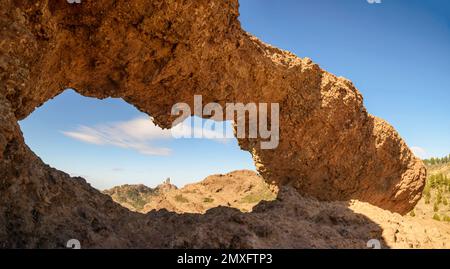 Ein natürlicher Steinbogen, wo Sie durch den Roque Nublo, den Roque Nublo Rural Park, Gran Canary, die Kanarischen Inseln, Spanien sehen können Stockfoto