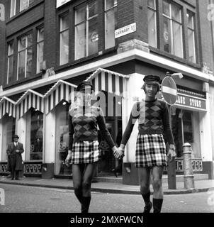 Seine und ihre Mode in der Carnaby Street, London 1968 Stockfoto