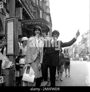 Dave Clark von den Dave Clark Five ruft ein Taxi vor Simpson's am Strand in London 1968 Stockfoto