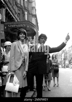 Dave Clark von den Dave Clark Five ruft ein Taxi vor Simpson's am Strand in London 1968 Stockfoto