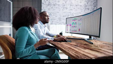 African American Business Data Analyst Mit Analysesoftware Stockfoto