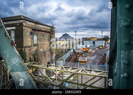 Das Roundhouse Camden aus Sicht der Eisenbahn Stockfoto