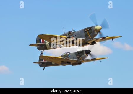 Zweiter Weltkrieg Vickers Supermarine Spitfire IX Kampfflugzeug PL344 (G-IXCC) und Spitfire Mk. XVI TD248 (G-OXVI) Spitfire geht zusammen los Stockfoto