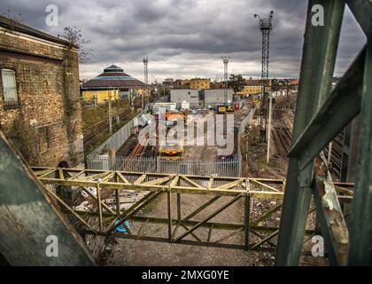 Das Roundhouse Camden aus Sicht der Eisenbahn Stockfoto