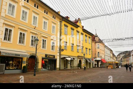 Klagenfurt am Worthersee, Osterreich - Dezember 25. 2022. Weihnachtstag in der Alten Platz Straße im historischen Zentrum von Klagenfurt, Kärnten, Österreich Stockfoto