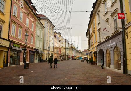 Klagenfurt am Worthersee, Osterreich - Dezember 25. 2022. Weihnachtstag in der Alten Platz Straße im historischen Zentrum von Klagenfurt, Kärnten, Österreich Stockfoto