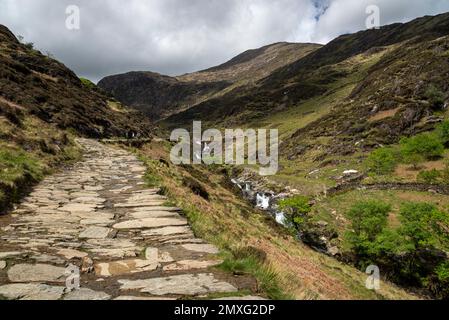 Der Watkin Path, eine bekannte Route durch Cwm Llan zum Mount Snowdon im Snowdonia-Nationalpark, Nordwales. Stockfoto