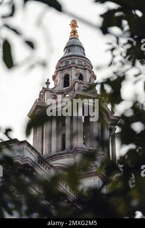 Ein vertikales Bild der beleuchteten St. Paul's Cathedral unter einem wolkigen Himmel in London, Großbritannien Stockfoto