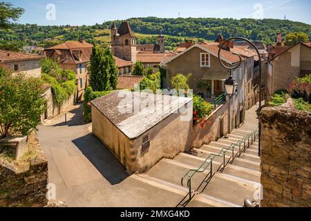 Diese Treppen führen von der Altstadt von Figeac zur Kirche Notre-Dame du Puy in Frankreich Stockfoto