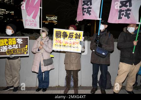 Tokio, Japan. 3. Februar 2023. Japanische Anti-Kriegs-Aktivisten demonstrieren außerhalb des National Diet Building in NagatachÅ gegen den Vorschlag von Premierminister Fumio Kishida, die Steuern zu erhöhen, um eine Erhöhung der Militärausgaben zu bezahlen, inmitten der zunehmenden globalen Spannungen mit der russischen Invasion der Ukraine. Der neue Haushaltsplan ist im März fällig.Eine 150-tägige parlamentarische Sitzung wurde gerade im National Diet eröffnet, in der Debatten über Militärausgaben, eine Verfassungsrevision, Kinderpolitik und Kernreaktoren im Gange sind. Die regierende Liberaldemokratische Partei (LDP) hat sich seit langem bemüht, Artikel 9 des J zu ändern Stockfoto