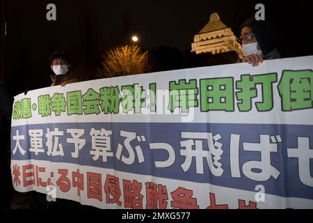 Tokio, Japan. 3. Februar 2023. Japanische Anti-Kriegs-Aktivisten demonstrieren außerhalb des National Diet Building in NagatachÅ gegen den Vorschlag von Premierminister Fumio Kishida, die Steuern zu erhöhen, um eine Erhöhung der Militärausgaben zu bezahlen, inmitten der zunehmenden globalen Spannungen mit der russischen Invasion der Ukraine. Der neue Haushaltsplan ist im März fällig.Eine 150-tägige parlamentarische Sitzung wurde gerade im National Diet eröffnet, in der Debatten über Militärausgaben, eine Verfassungsrevision, Kinderpolitik und Kernreaktoren im Gange sind. Die regierende Liberaldemokratische Partei (LDP) hat sich seit langem bemüht, Artikel 9 des J zu ändern Stockfoto