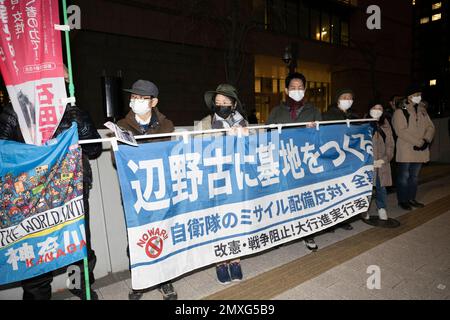 Tokio, Japan. 3. Februar 2023. Japanische Anti-Kriegs-Aktivisten demonstrieren außerhalb des National Diet Building in NagatachÅ gegen den Vorschlag von Premierminister Fumio Kishida, die Steuern zu erhöhen, um eine Erhöhung der Militärausgaben zu bezahlen, inmitten der zunehmenden globalen Spannungen mit der russischen Invasion der Ukraine. Der neue Haushaltsplan ist im März fällig.Eine 150-tägige parlamentarische Sitzung wurde gerade im National Diet eröffnet, in der Debatten über Militärausgaben, eine Verfassungsrevision, Kinderpolitik und Kernreaktoren im Gange sind. Die regierende Liberaldemokratische Partei (LDP) hat sich seit langem bemüht, Artikel 9 des J zu ändern Stockfoto