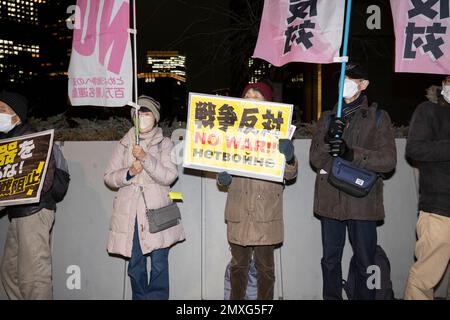 Tokio, Japan. 3. Februar 2023. Japanische Anti-Kriegs-Aktivisten demonstrieren außerhalb des National Diet Building in NagatachÅ gegen den Vorschlag von Premierminister Fumio Kishida, die Steuern zu erhöhen, um eine Erhöhung der Militärausgaben zu bezahlen, inmitten der zunehmenden globalen Spannungen mit der russischen Invasion der Ukraine. Der neue Haushaltsplan ist im März fällig.Eine 150-tägige parlamentarische Sitzung wurde gerade im National Diet eröffnet, in der Debatten über Militärausgaben, eine Verfassungsrevision, Kinderpolitik und Kernreaktoren im Gange sind. Die regierende Liberaldemokratische Partei (LDP) hat sich seit langem bemüht, Artikel 9 des J zu ändern Stockfoto