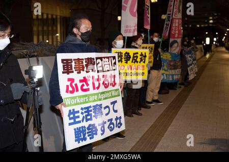 Tokio, Japan. 3. Februar 2023. Japanische Anti-Kriegs-Aktivisten demonstrieren außerhalb des National Diet Building in NagatachÅ gegen den Vorschlag von Premierminister Fumio Kishida, die Steuern zu erhöhen, um eine Erhöhung der Militärausgaben zu bezahlen, inmitten der zunehmenden globalen Spannungen mit der russischen Invasion der Ukraine. Der neue Haushaltsplan ist im März fällig.Eine 150-tägige parlamentarische Sitzung wurde gerade im National Diet eröffnet, in der Debatten über Militärausgaben, eine Verfassungsrevision, Kinderpolitik und Kernreaktoren im Gange sind. Die regierende Liberaldemokratische Partei (LDP) hat sich seit langem bemüht, Artikel 9 des J zu ändern Stockfoto