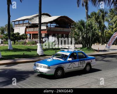 Puerto Escondido Oaxaca Mexiko 26. Januar 2023 farbenfrohes türkisblaues Taxi in Puerto Escondido Zicatela Oaxaca Mexiko. Stockfoto