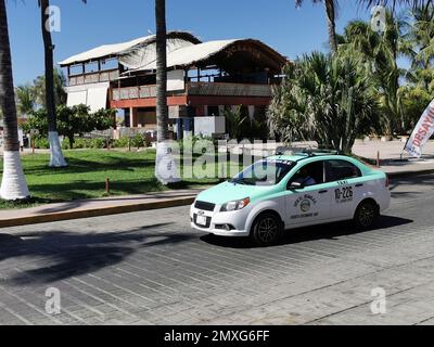 Puerto Escondido Oaxaca Mexiko 26. Januar 2023 farbenfrohes türkisblaues Taxi in Puerto Escondido Zicatela Oaxaca Mexiko. Stockfoto