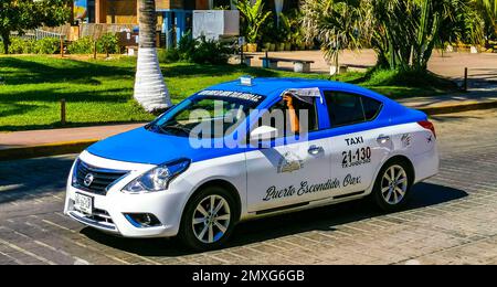 Puerto Escondido Oaxaca Mexiko 26. Januar 2023 farbenfrohes türkisblaues Taxi in Puerto Escondido Zicatela Oaxaca Mexiko. Stockfoto